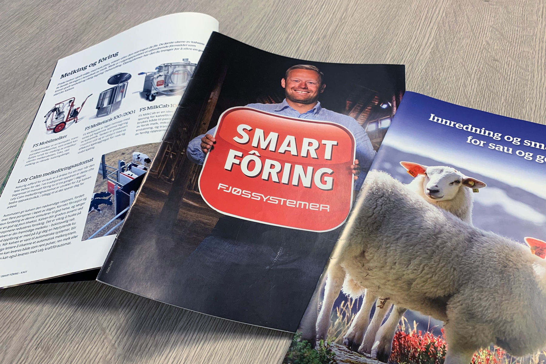 Brosjyrer for Fjøssystemer, blant annet Smart fôring og innredning for sau