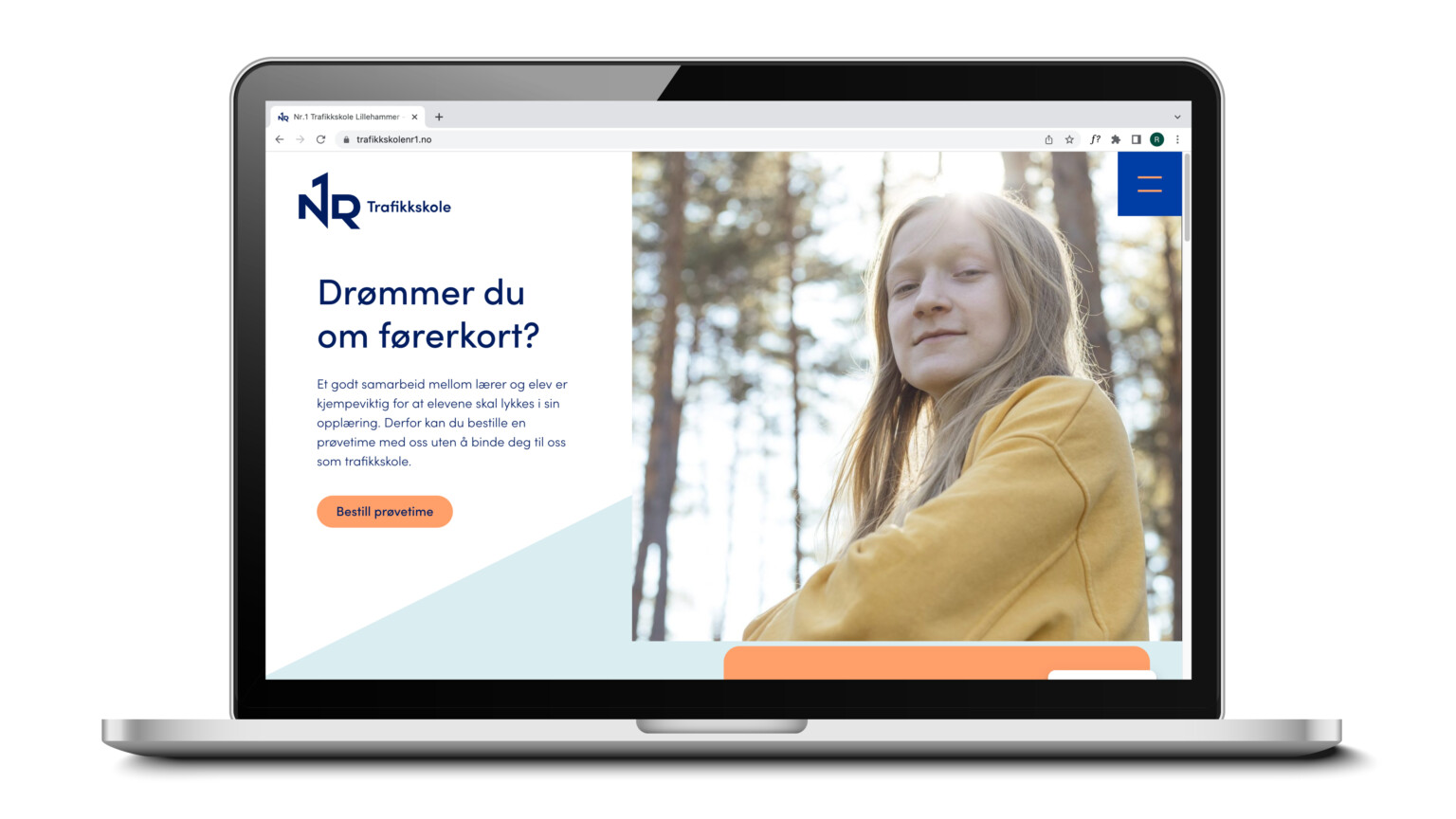 Nettsiden til NR1 Trafikkskole vist på bærbar PC