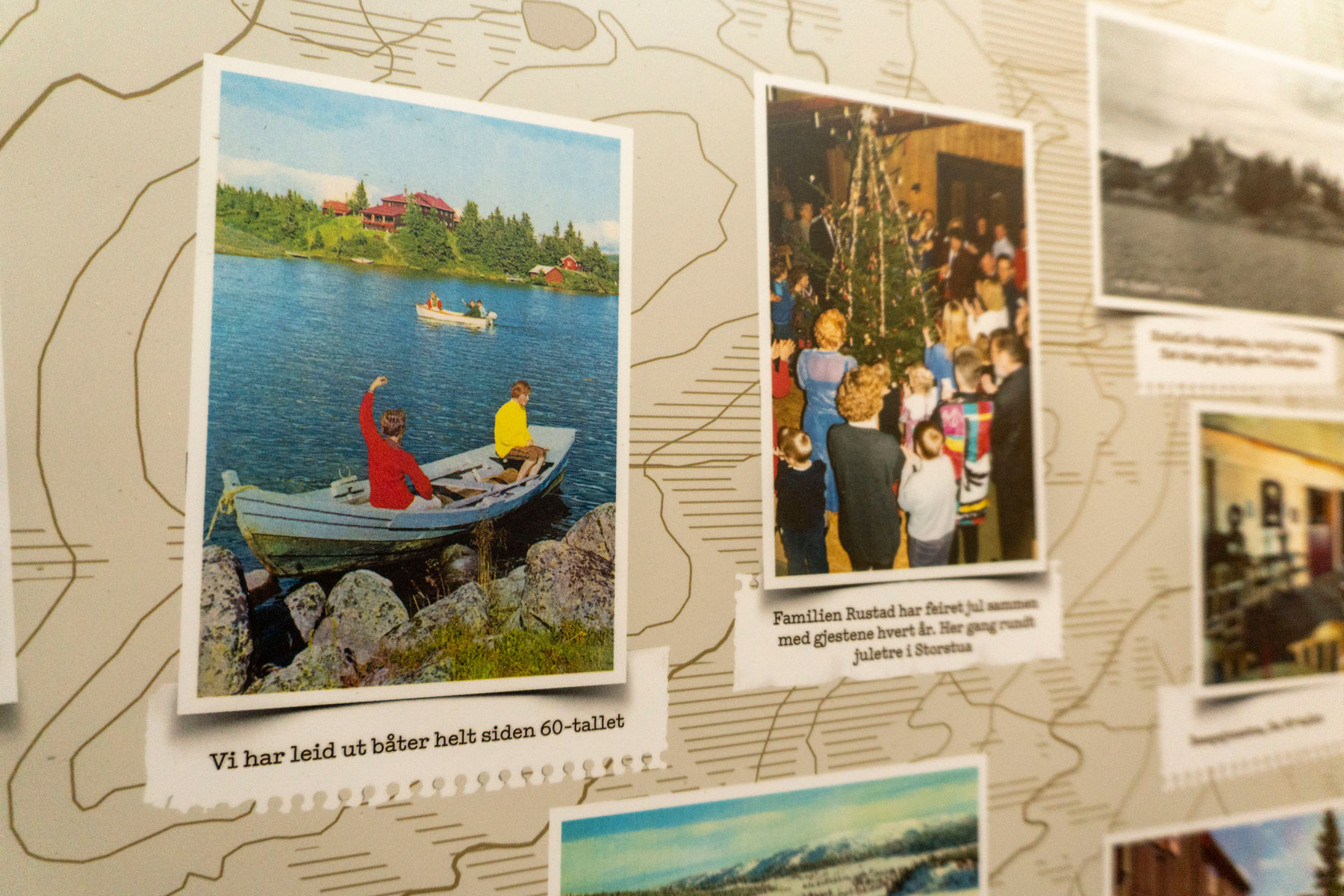 Gamle familiebilder på fotoveggen til Rustad Hotell og Fjellstue