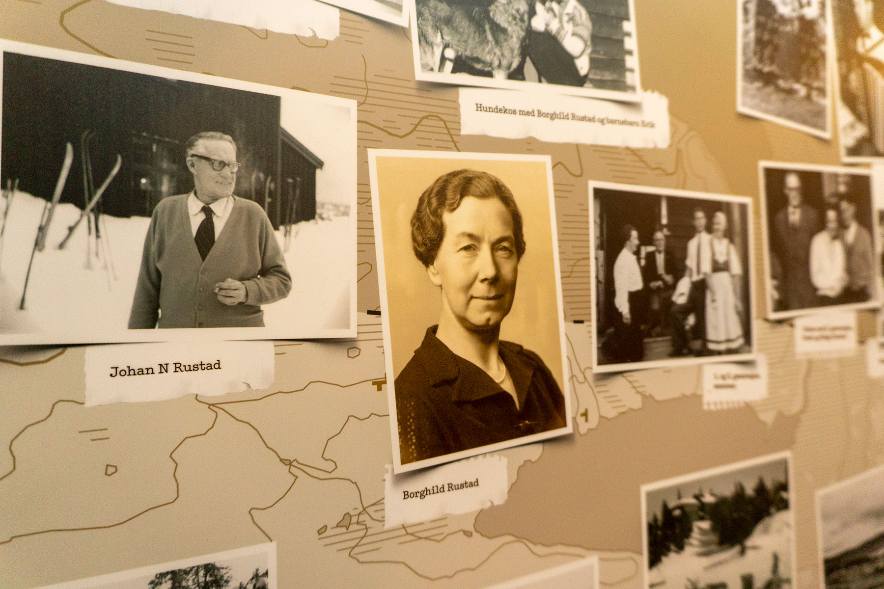 Historiske portretter på fotoveggen til Rustad Hotell og Fjellstue