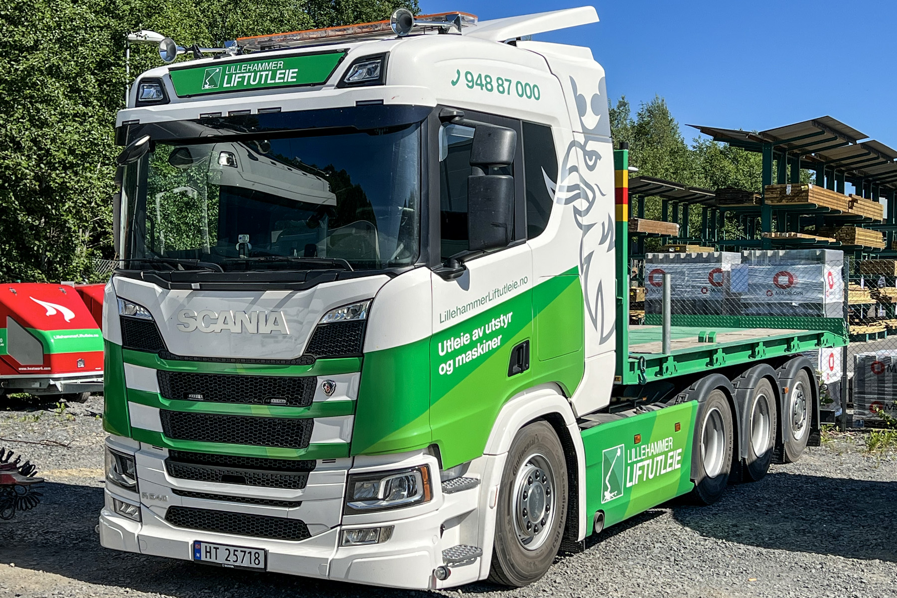 Scania-lastebil med grønn dekor for Lillehammer Liftutleie