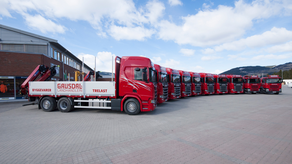 Rekke med Scania-lastebiler med dekor for Gausdal Landhandleri