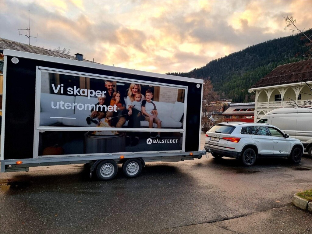 Tilhenger med dekor for Bålstedet og budskapet Vi skaper uterommet