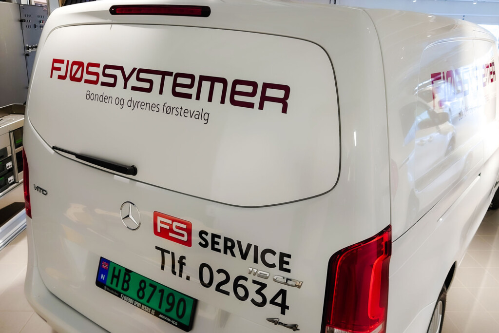 Varebil med dekor for Fjøssystemer og FS Service
