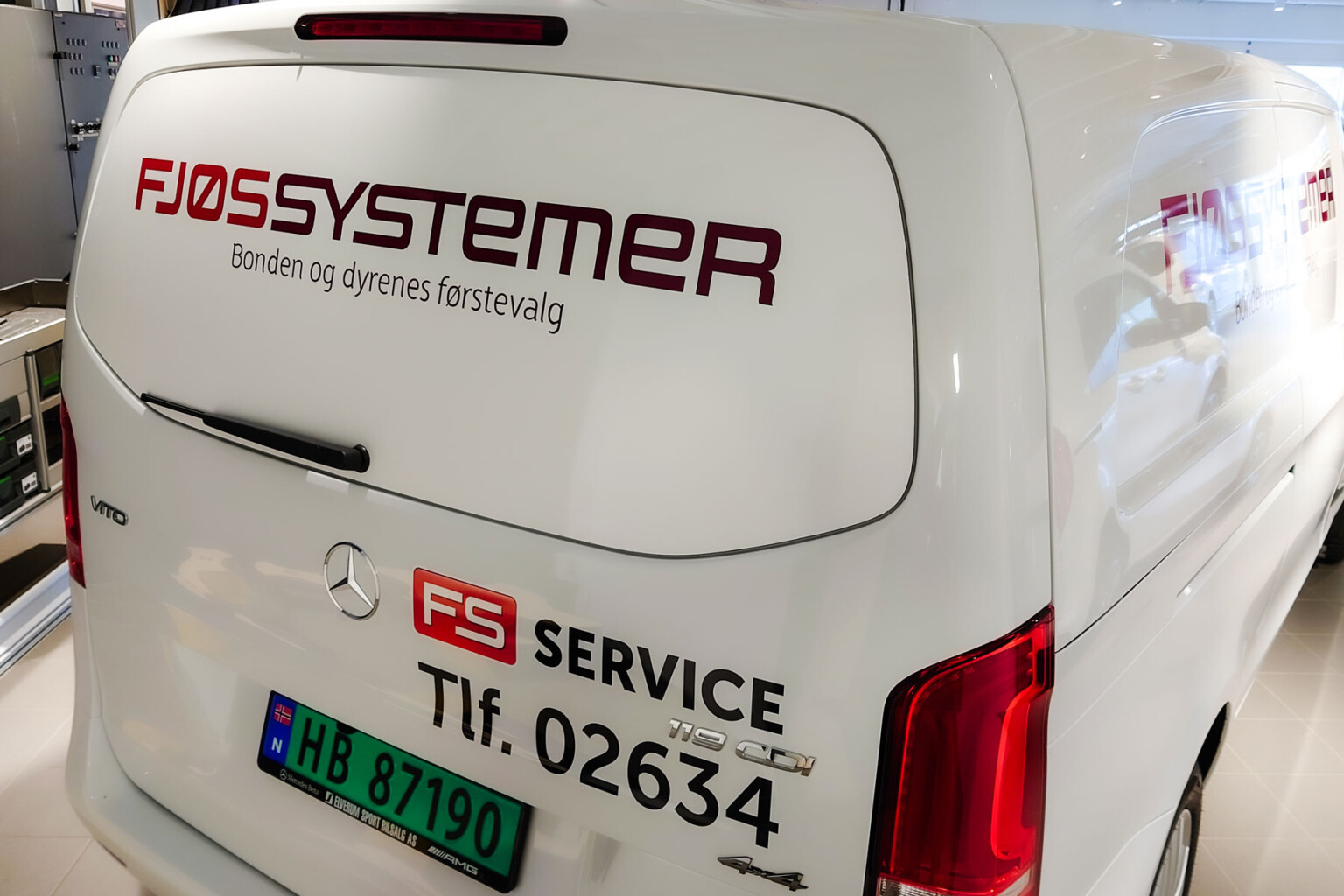 Varebil med dekor for Fjøssystemer og FS Service