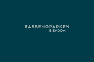 Logo for Bassengparken Eiendom på mørk bakgrunn