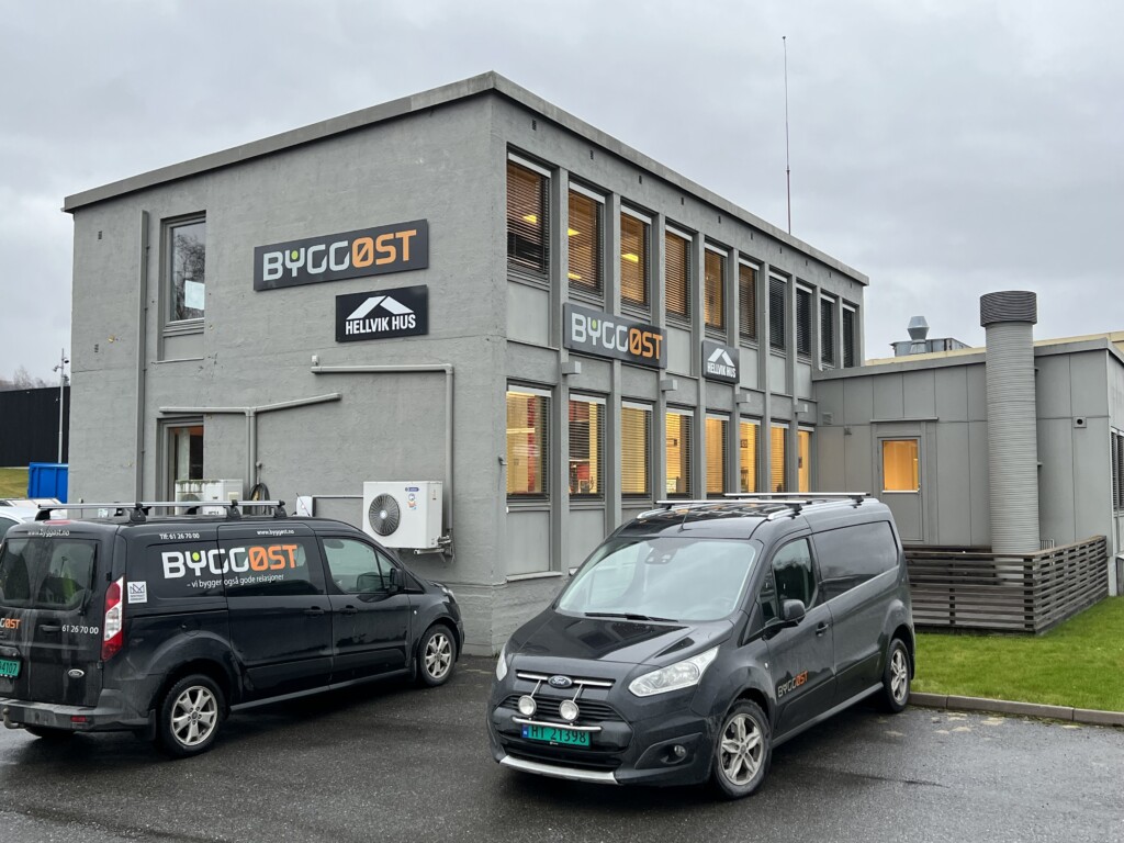 Kontorbygg og varebiler med skilting for Bygg Øst