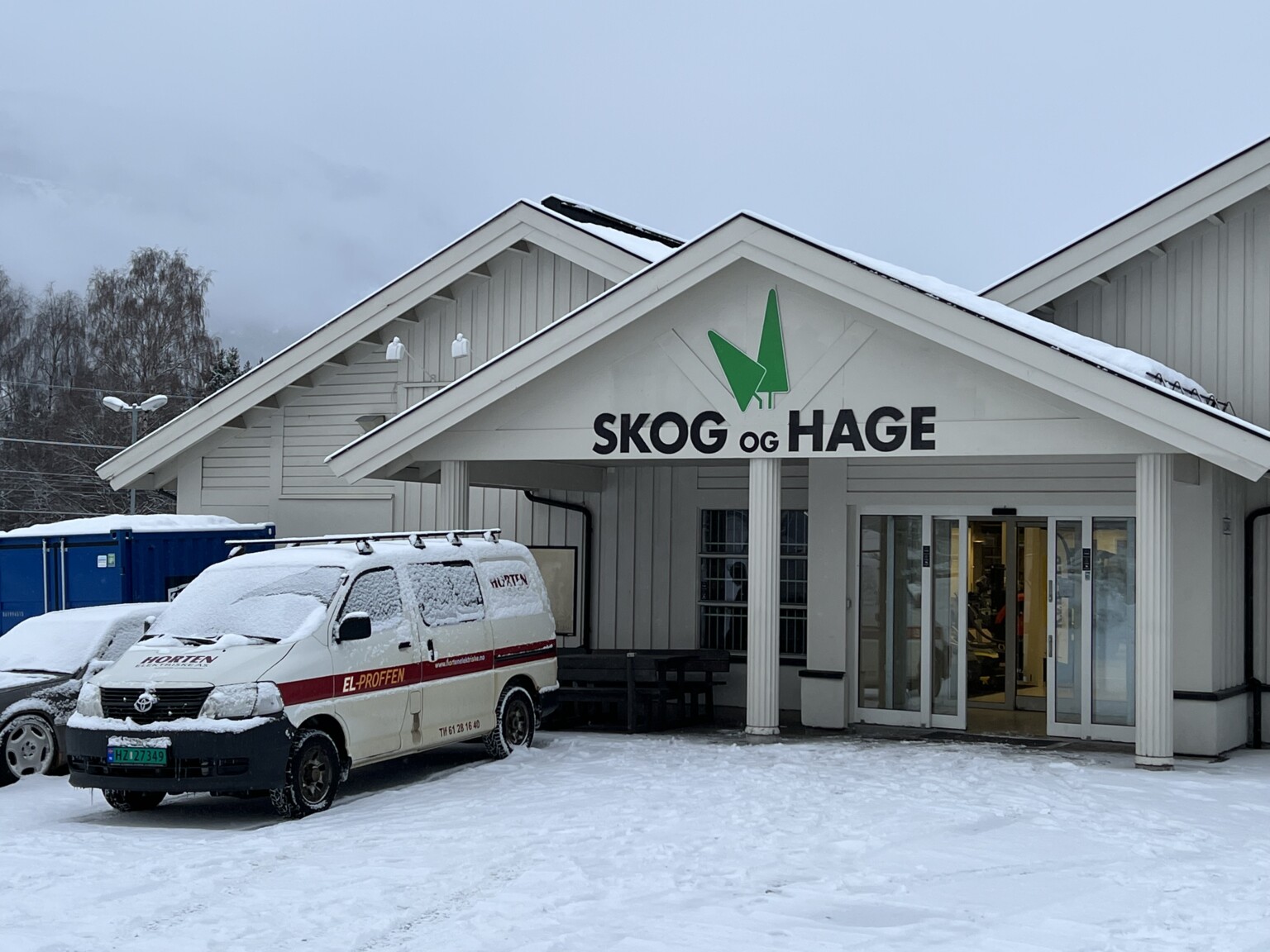 Butikkfasade med skilt for Skog og Hage i Ringebu