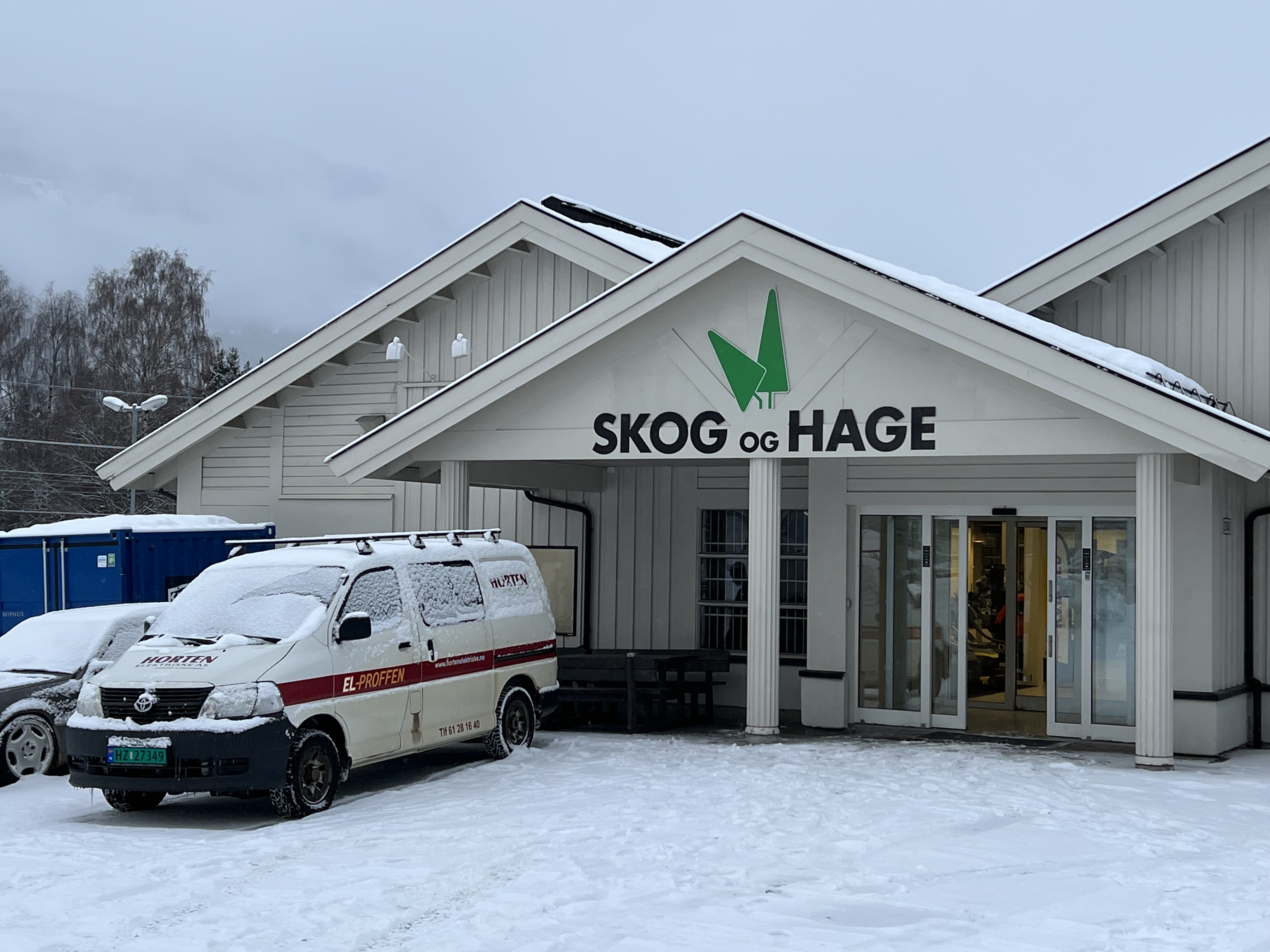 Butikkfasade med skilt for Skog og Hage i Ringebu