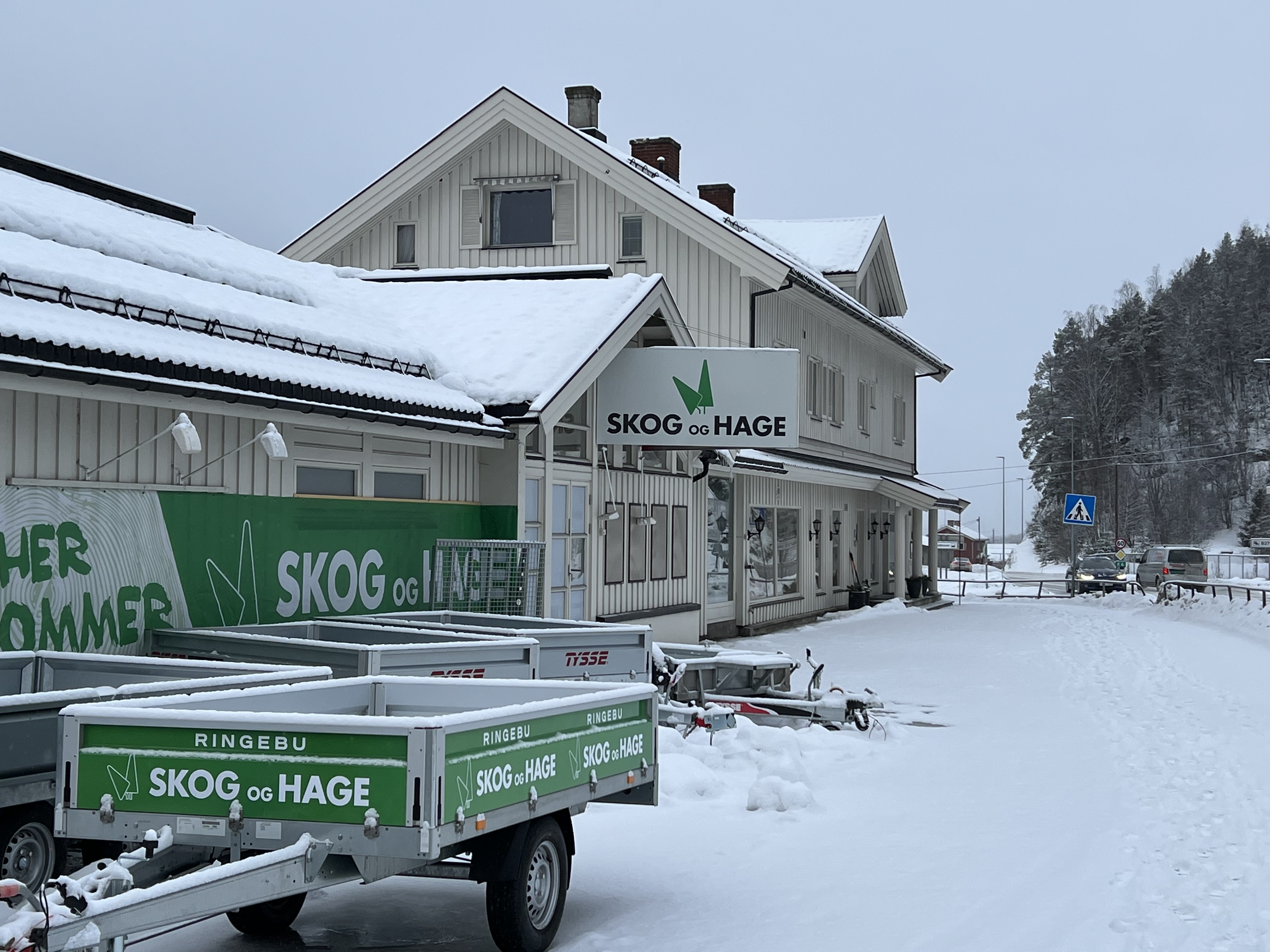 Butikk og tilhengere med logoen til Skog og Hage i Ringebu
