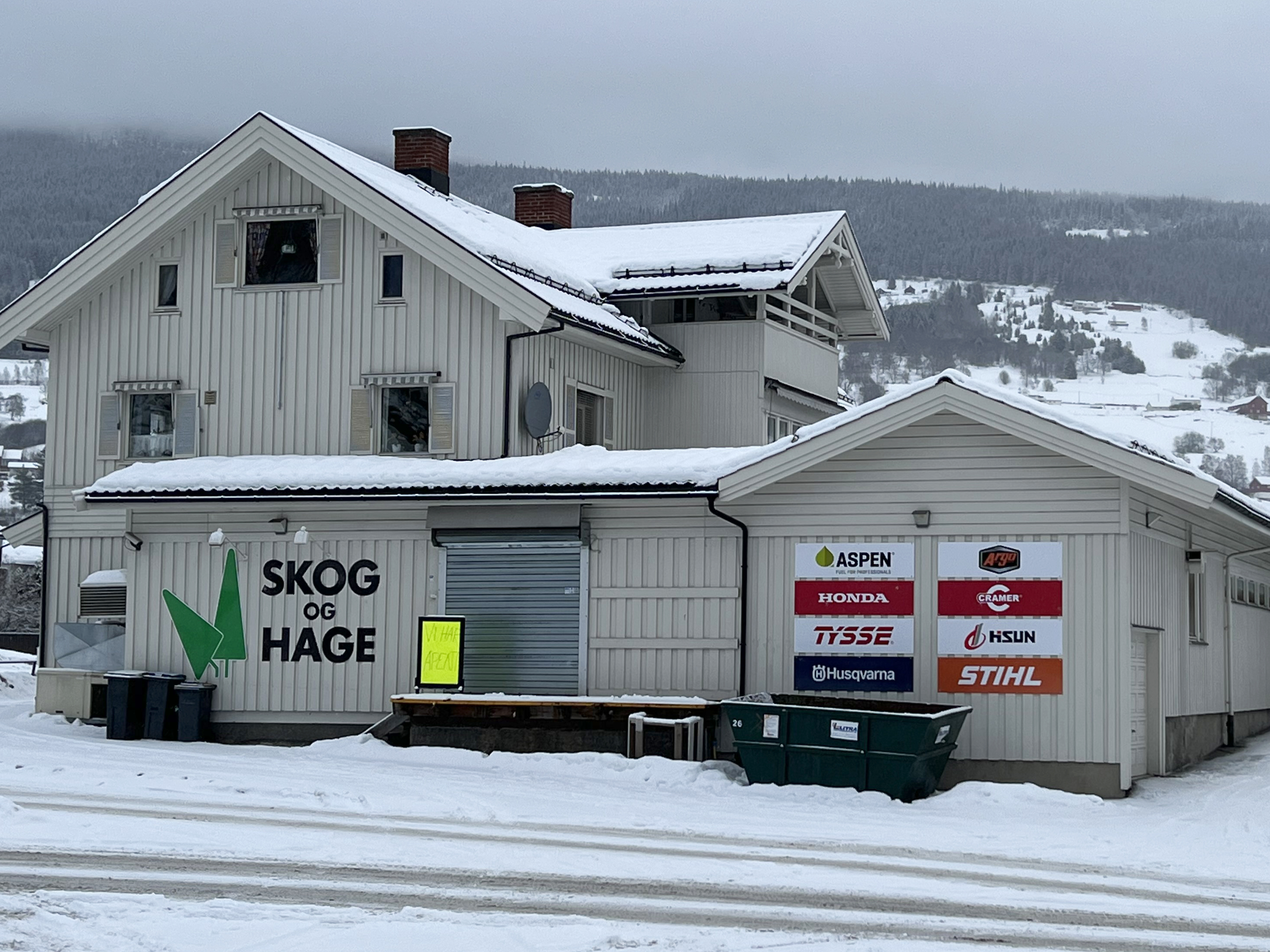 Butikkbygg med skilting for Skog og Hage i Ringebu