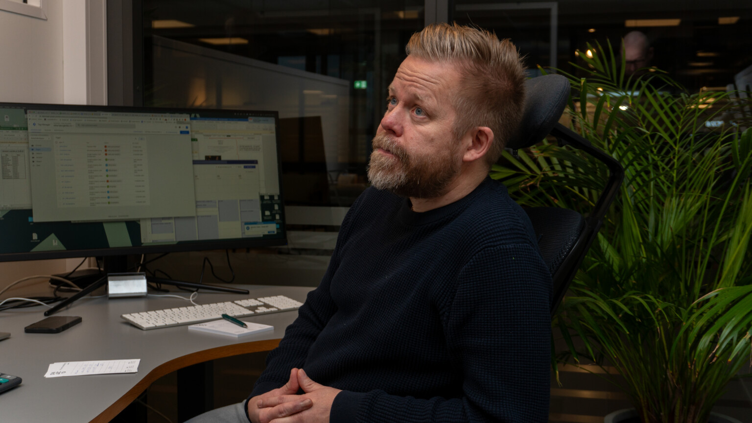 Mann ved skrivebord i et kontorlokale – referanse for Degvold kontormøbler