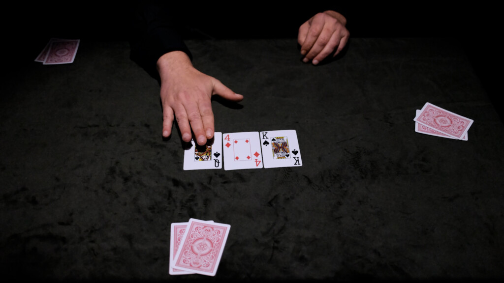 Stillbilde fra reklamespot for PokerNM23 med spillkort på et bord