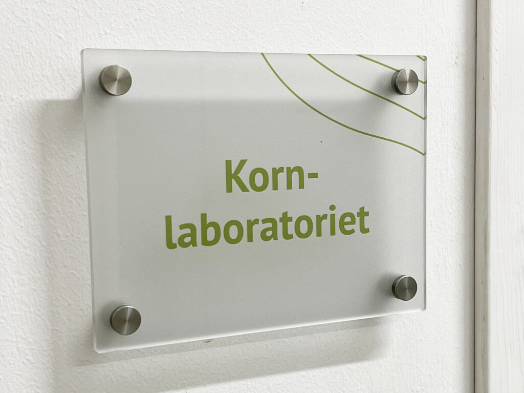 Dørskilt i glass for Kornlaboratoriet hos Graminor