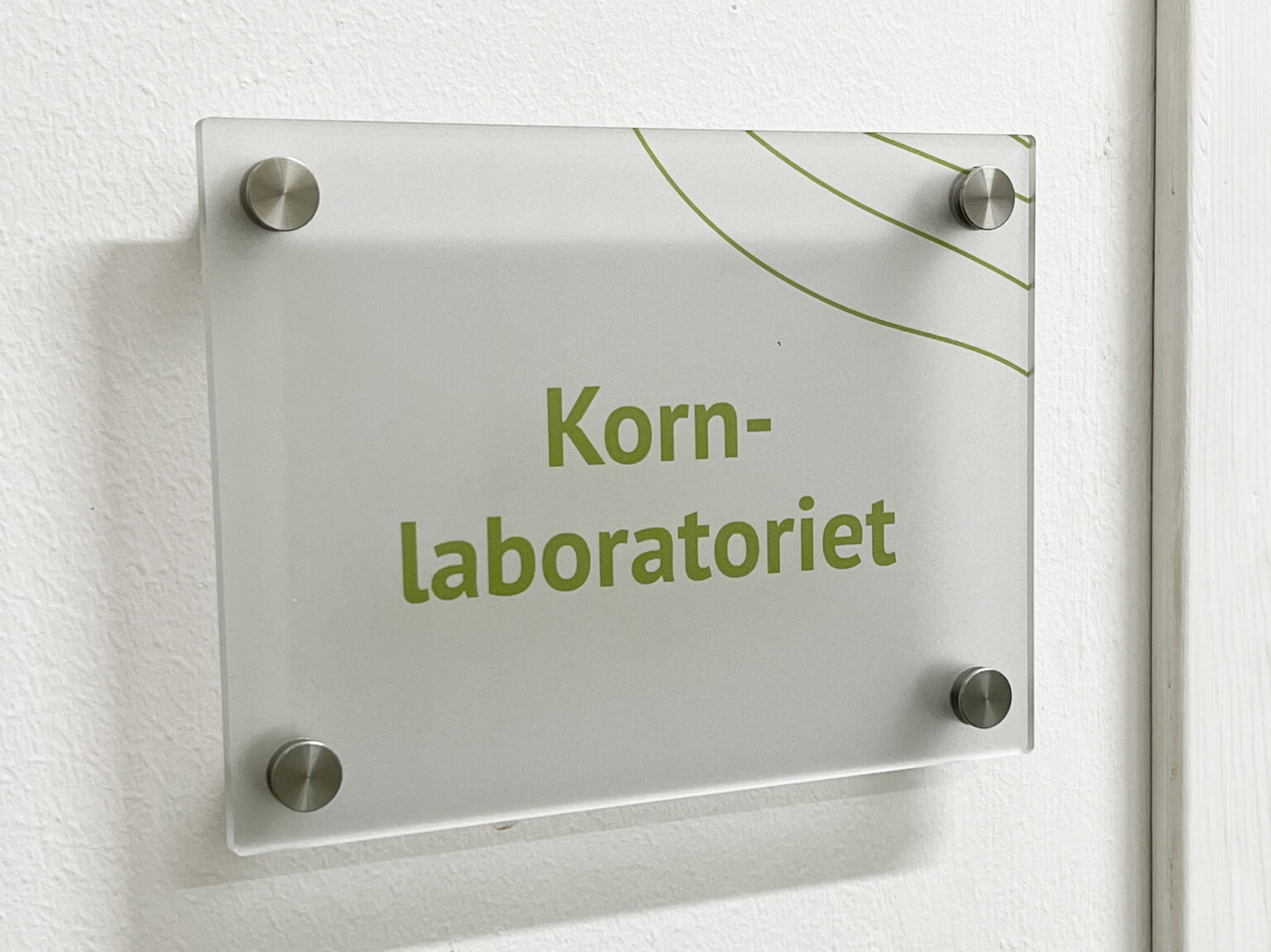 Dørskilt i glass for Kornlaboratoriet hos Graminor