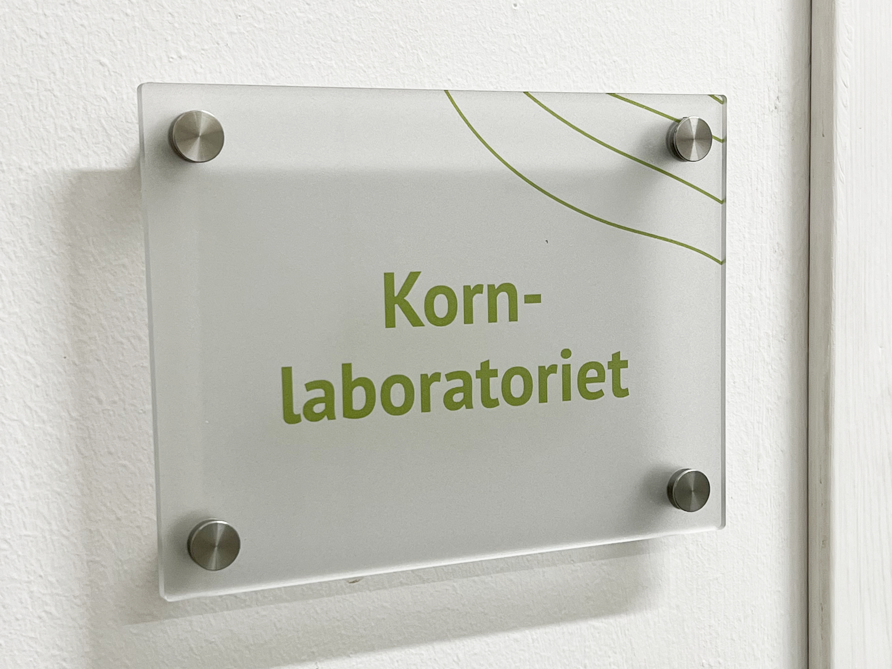 Dørskilt i glass for Kornlaboratoriet hos Graminor