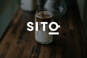 Logo for SITO over et bilde av en iskaffe