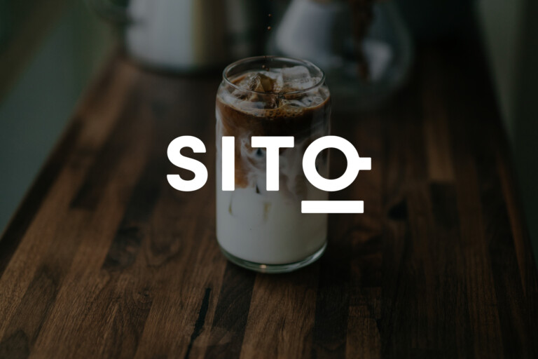 Logo for SITO over et bilde av en iskaffe