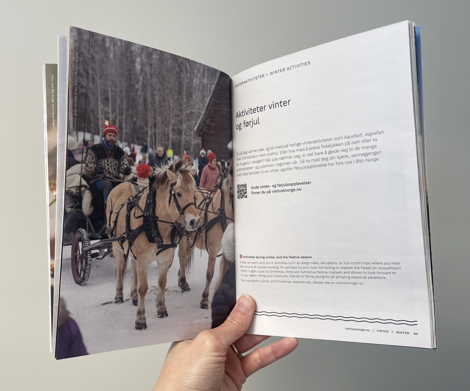Oppslag med hest og slede i turistbrosjyren 2024 for Visit Øst-Norge