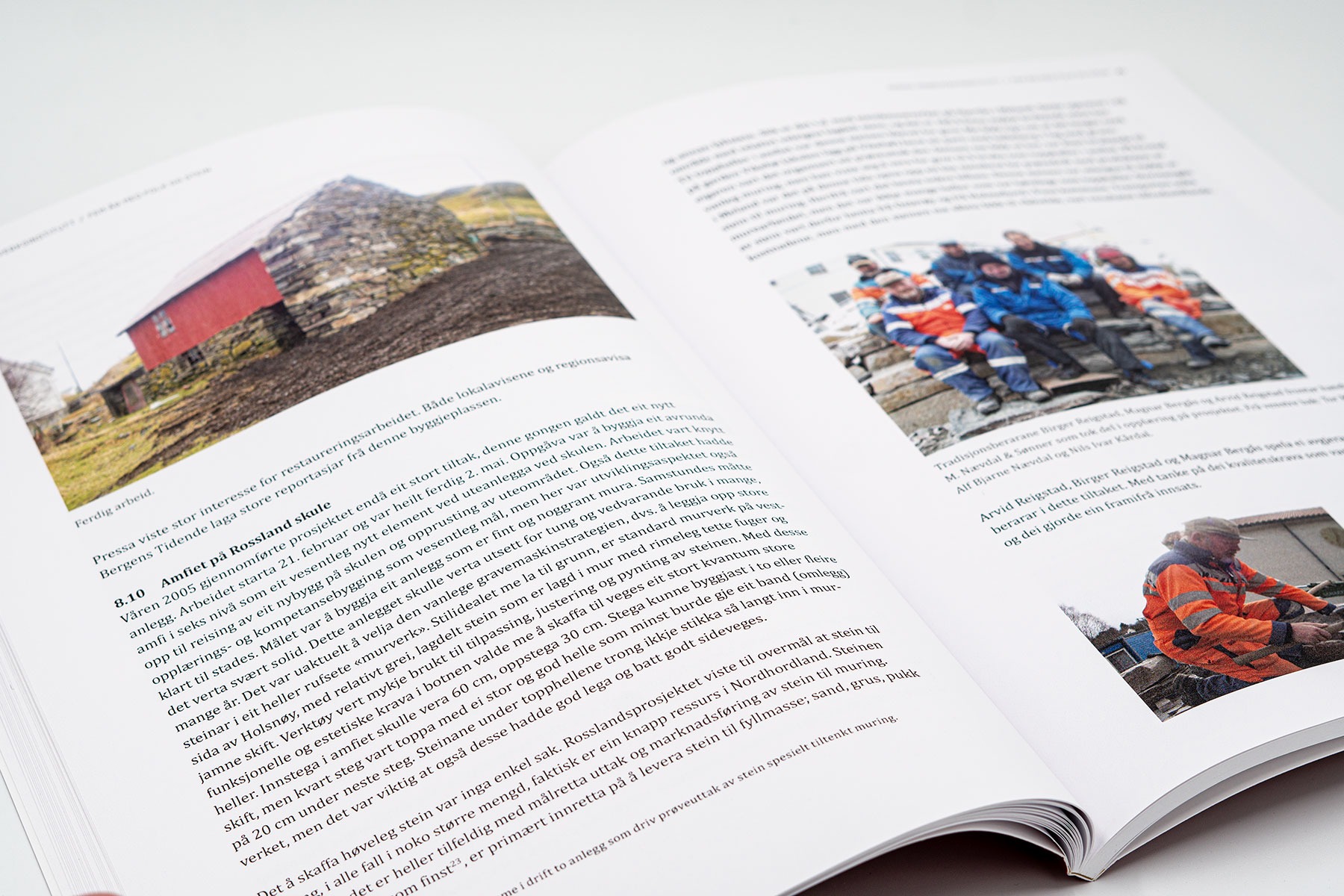 Oppslag med bilder av steinarbeid i boken Fem år med folk og stein