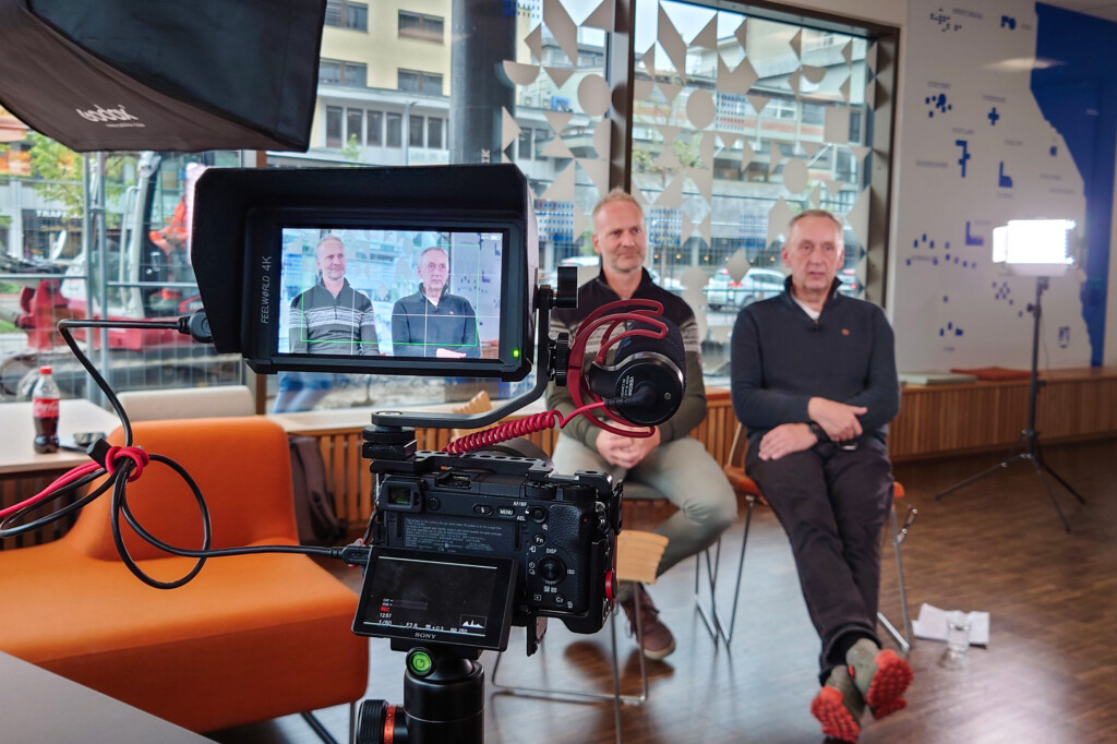 Filming av webinar med kamera og to personer i studio