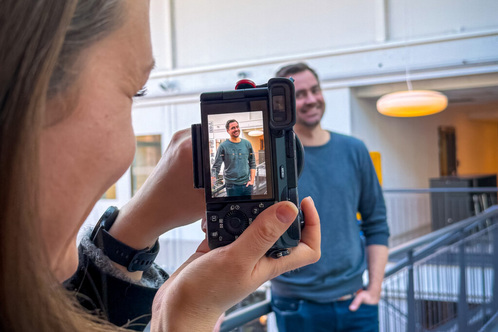 Fotograf tar bilde av en mann under innholdsproduksjon