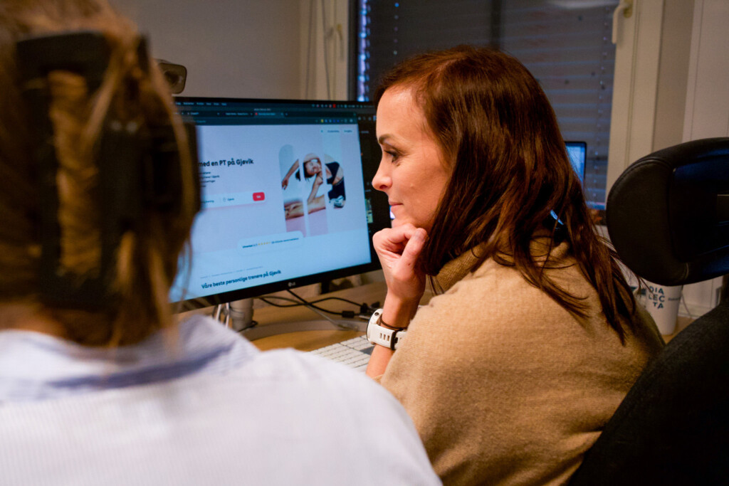 To kvinner ser sammen på en nettside på dataskjerm