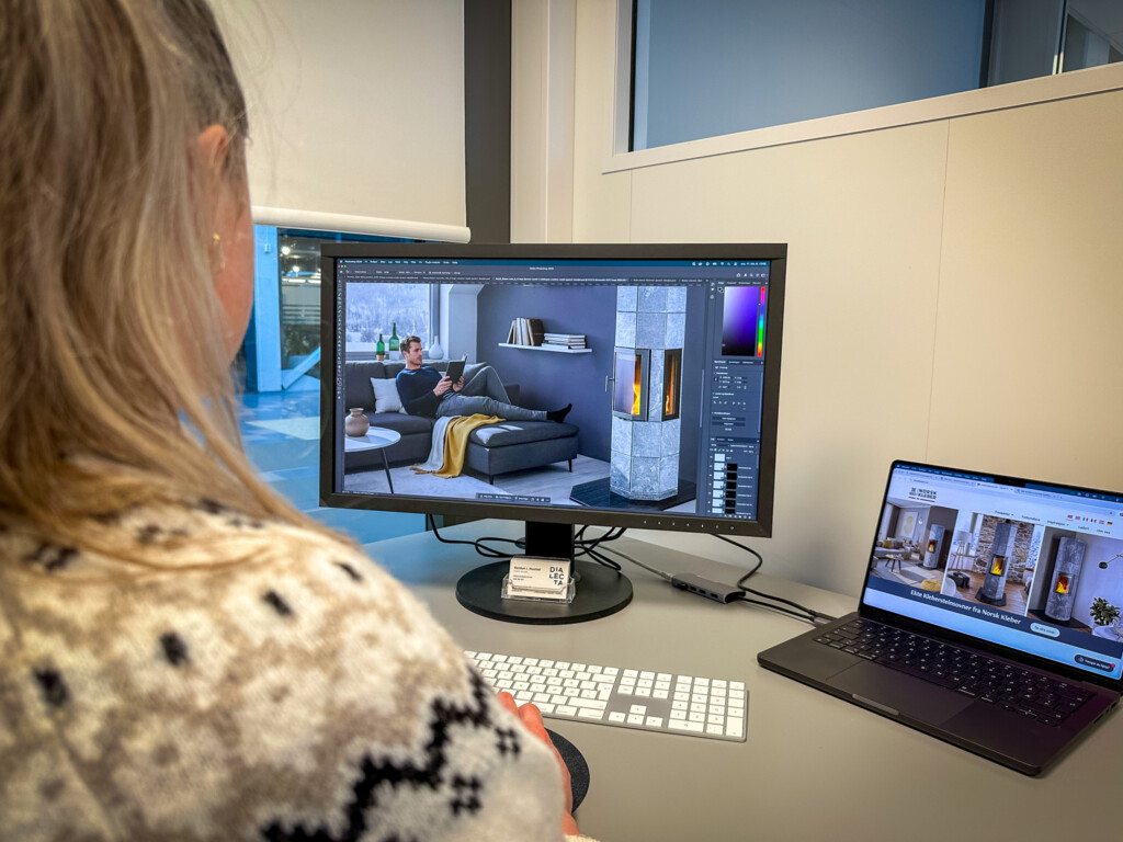 Grafisk designer redigerer et interiørbilde av en peisovn på dataskjerm