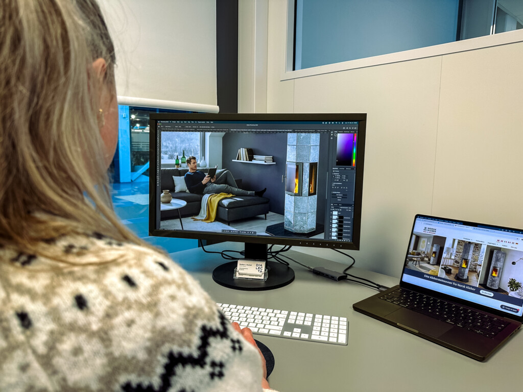 Grafisk designer redigerer et interiørbilde av en peisovn på dataskjerm