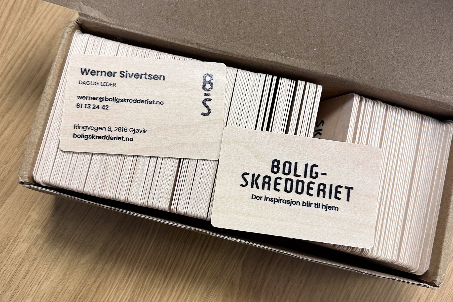 Visittkort i tre for Boligskredderiet i en eske