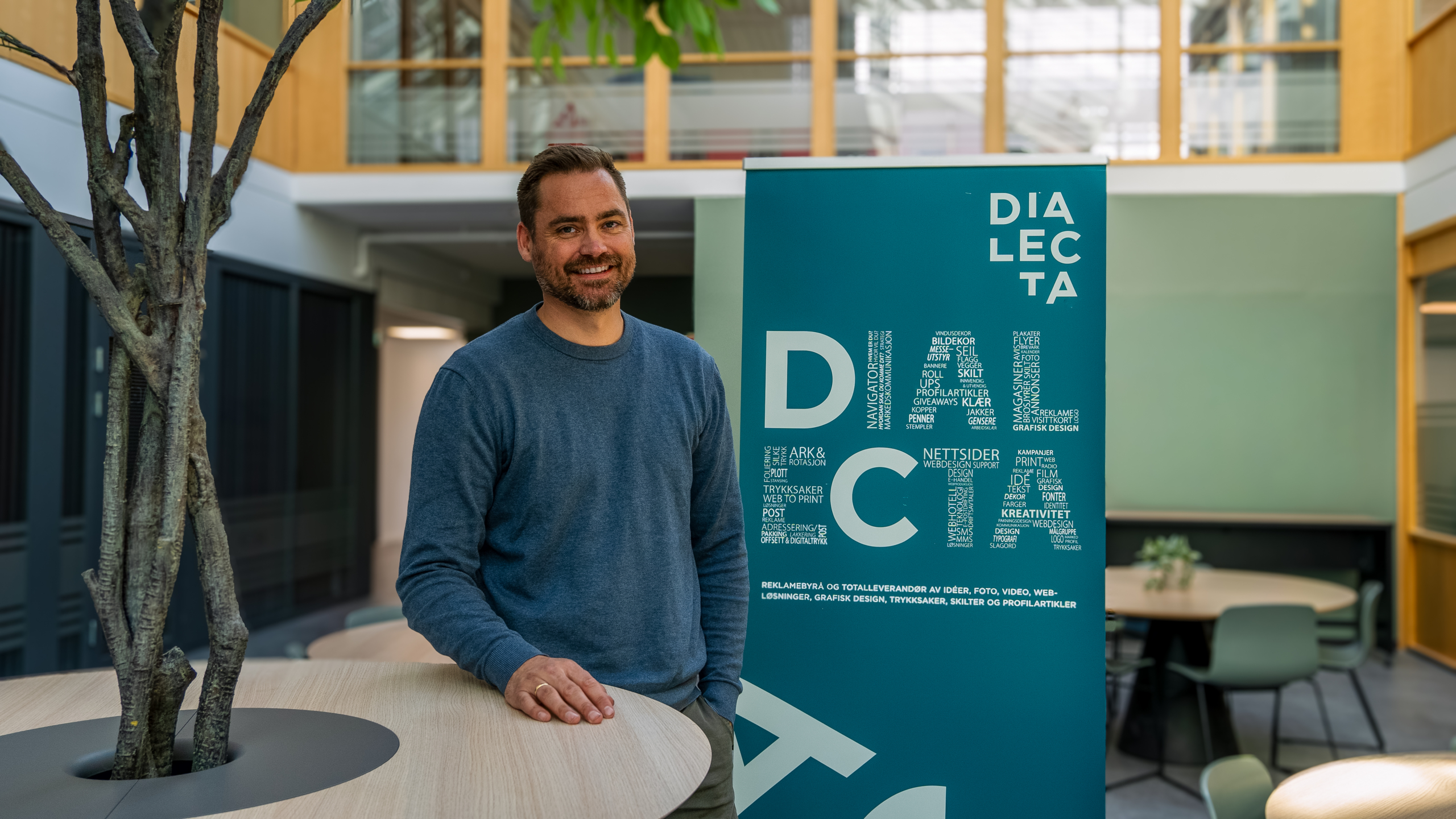 Andreas Halsa ved en Dialecta-rollup i et lyst lokale