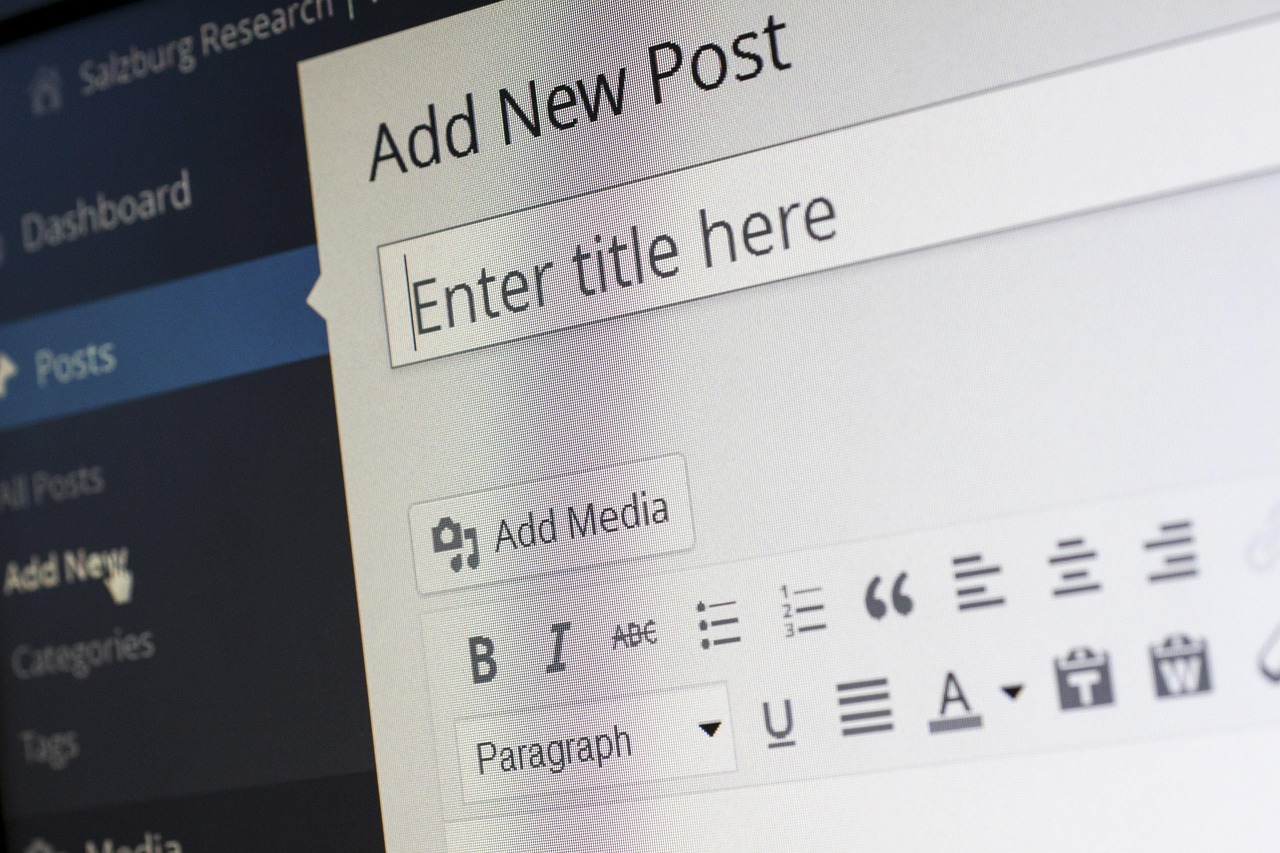 WordPress er et system for å lage, publisere og vedlikeholde nettsider. Det fungerer som motoren bak nettsiden din og gir deg et administrasjonspanel der du kan styre innholdet selv.